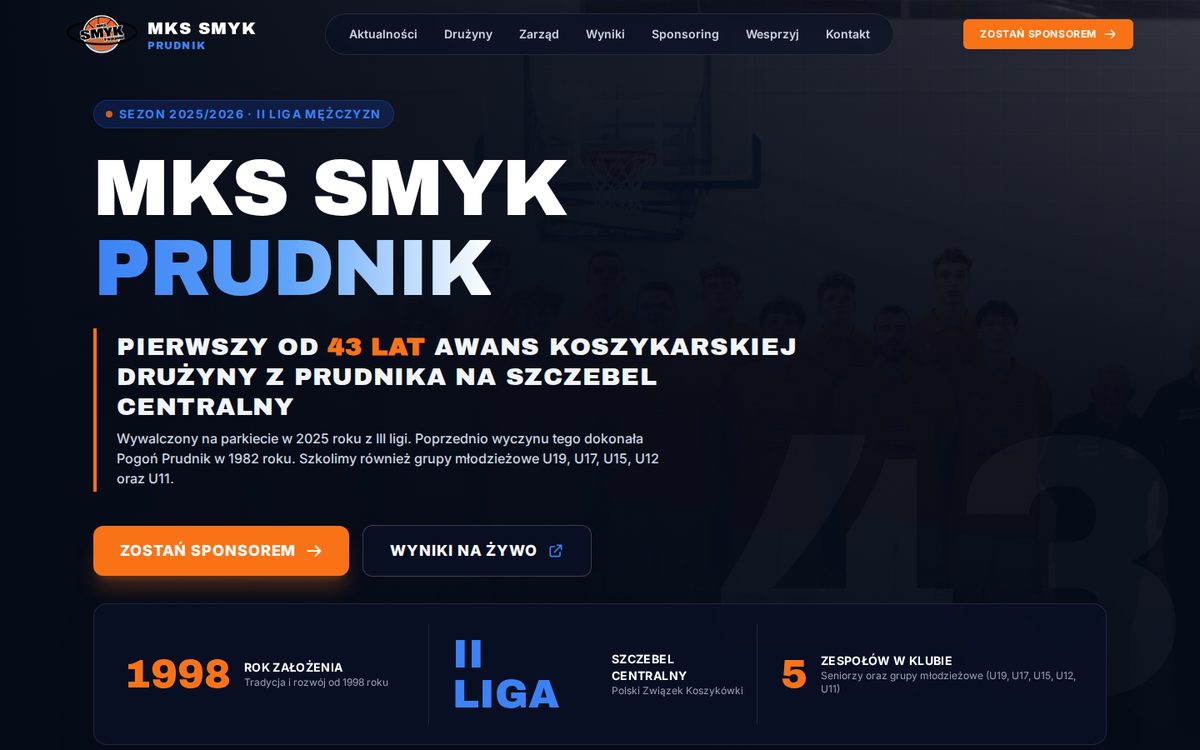 Strona główna MKS Smyk Prudnik: nagłówek z nazwą klubu i informacją o awansie do II ligi